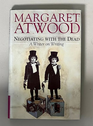 NEGOTIATING WITH THE DEAD. Margaret ATWOOD.